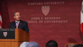 Calderón se exiliará como 'profe' en la Universidad de Harvard, EU