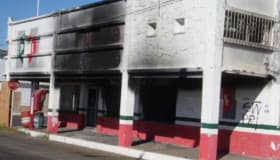 Incendian "anarquistas" sede del PRI en Sonora