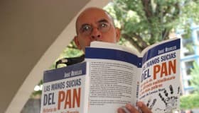 Programas sociales a candidatos, 'migajas' a los pobres: Reveles en CNN