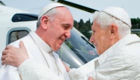 Papa Francisco pide bendición a Benedicto XVI