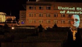 Proyectan la frase "United Stasi of America" en embajada de EU en Berlín