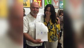 Manuel Clouthier, primer diputado federal independiente, recibe constancia de mayoría
