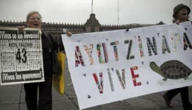 Con pancartas afuera de Palacio Nacional, recuerdan a EPN caso Ayotzinapa (fotos) 
