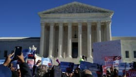 Ante la Suprema Corte de EU, cientos de migrantes exigen validar acciones de Obama contra deportaciones