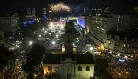 Polémica transición en Argentina; miles despiden a Cristina Fernández