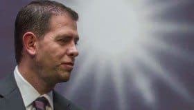 Alfredo Castillo: el policía convertido en “agente de viajes”