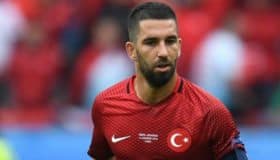 Arda Turan, quien agredió a periodista, renuncia a la selección turca