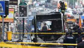 Se incendia y explota un autobús en el centro de Roma, Italia (Video)