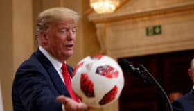 Tejen jugada político-futbolera Putin y Trump en su primera cumbre bilateral (Video)