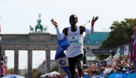 Impone Eliud Kipchoge un nuevo récord mundial en el Maratón de Berlín (Video)