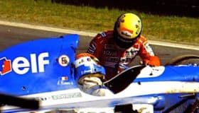 "Si estoy aquí es gracias a él (Ayrton Senna) que salvó mi vida": Erik Comas | Video
