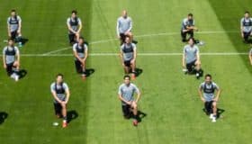 La manada protesta con rodilla al suelo a lo Colin Kaepernick | Tuit