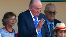 El rey emérito Juan Carlos I abandona España