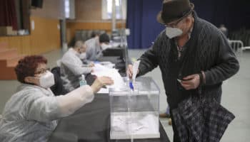 Los catalanes votan un nuevo gobierno pese a la pandemia