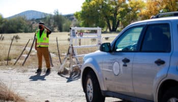 Debaten por armas de utilería tras muerte de Halyna Hutchins, ¿qué dicen los expertos? | Video