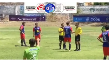 Golpean al árbitro central y los echan de por vida | Video