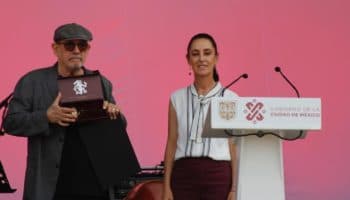 Silvio Rodríguez recibe las llaves de la Ciudad previo a su concierto en el Zócalo capitalino