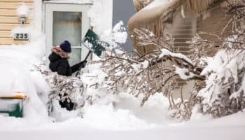 Continúan labores de rescate en NY tras tormenta invernal