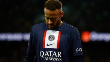 Ve Neymar sendas amarillas en segundos y... ¡a las regaderas! | Video