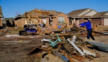 Tornado arrasa Misisipi y deja al menos 23 muertos