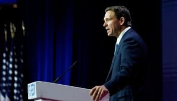 DeSantis detalla su plan contra los migrantes si gana la presidencia de EU