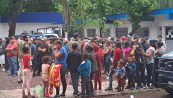 Veracruz: Rescata INM a 130 guatemaltecos hacinados en camión