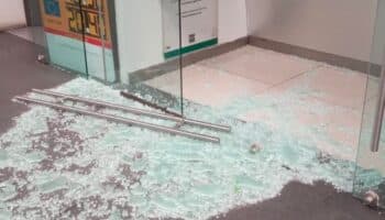 AICM reporta rotura de puerta de cristal y difunde video del momento