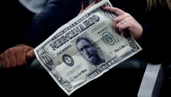 Aficionados del AC Milan tiran falsos billetes con imagen de su ex arquero Gianluigi Donnarumma | Video