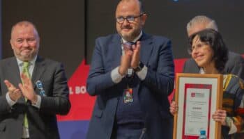 "La poesía ilumina, toca y busca adentrarse en todo": Coral Bracho