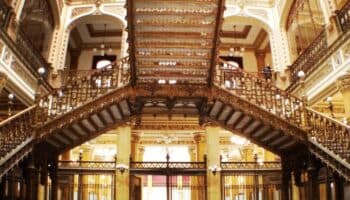 El FCE organiza Tendido de Libros en el Palacio Postal