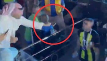 A 'latigazos' aficionado saudí increpa a futbolista en el estadio | Video