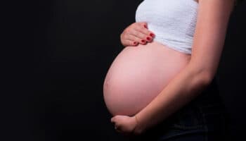 Bebés que oyen dos idiomas en el útero perciben el habla de forma distinta al nacer: estudio