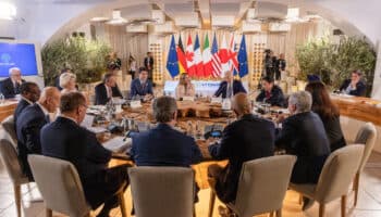 Gobierno de Meloni habría eliminado derecho al aborto de borradores