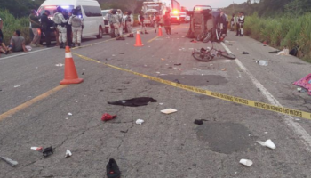 Vehículo particular arrolla caravana de migrantes en Oaxaca: Diana Manzo | Video