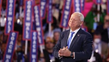 Tim Walz acepta la nominación demócrata a la vicepresidencia de EU: Esquivel | Video