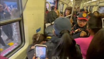 Metro CDMX | Forcejeos entre mujeres y policías; denuncian desalojo de cuentista y su hija