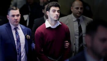 Mangione se declara no culpable de cargos estatales por asesinato de ejecutivo