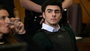 Acusan formalmente a Mangione de asesinato y tres cargos más