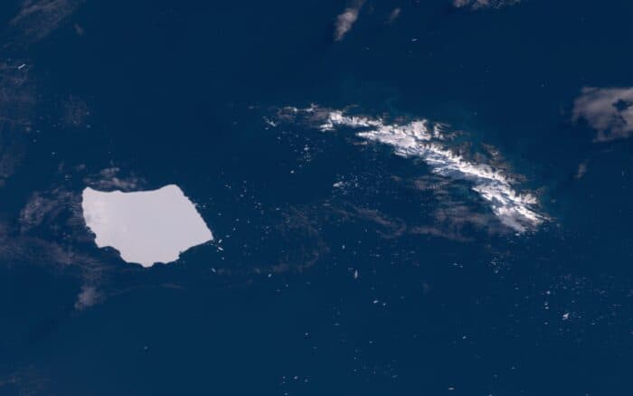 El iceberg más grande del mundo se queda atascado | Video