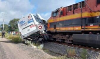 Choque entre tren y autobús de pasajeros deja cinco muertos en Guanajuato