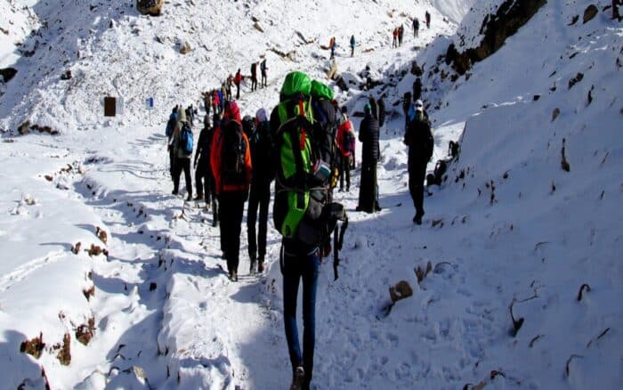Concluye rescate de las casi 900 personas atrapadas en el Everest | Video