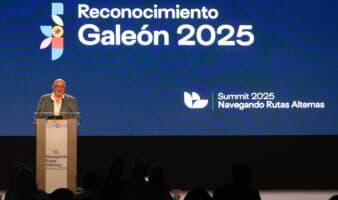 Alejandro Robles recibe el Galeón 2025 por su liderazgo en la conservación marina y el desarrollo comunitario sostenible