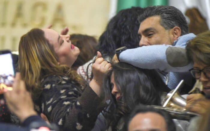 Sesión de golpes: así quedó el organismo que absorbe la transparencia en CDMX