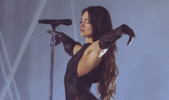 Dua Lipa emociona al público mexicano y canta 'Bésame mucho' en el Estadio GNP