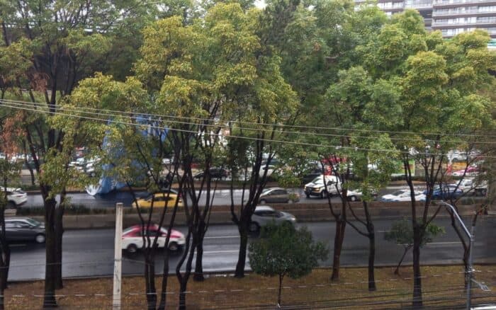 Viento desprende megalona en Periférico Sur y vuela sobre el Segundo Piso