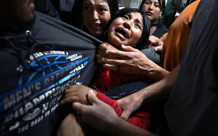 World Press Photo 2026 | Carol Guzy gana la Foto del Año con una imagen de una familia separada por ICE