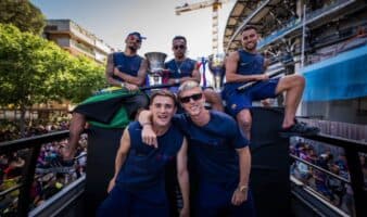 Barcelona celebra el título liguero con miles de aficionados en la Ciudad Condal | Video y Fotogalería