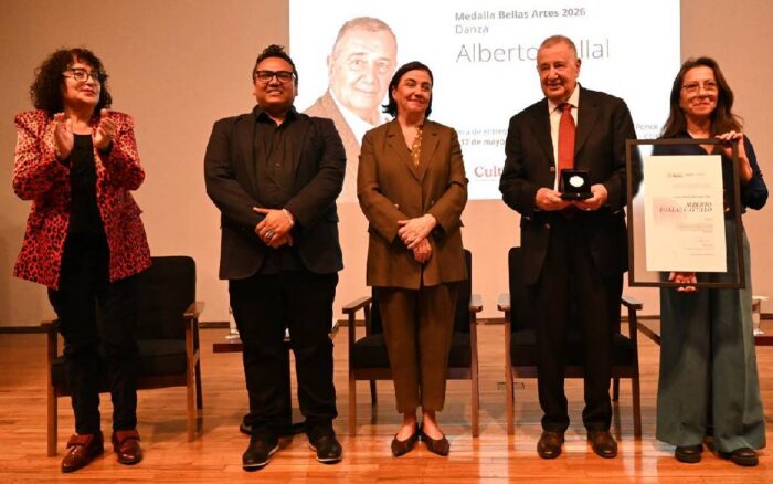 Alberto Dallal recibe la Medalla Bellas Artes
