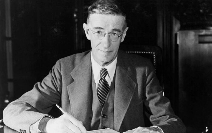 Vannevar Bush, el científico que anticipó la economía del conocimiento en línea