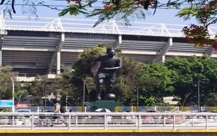 Mundial 2026: Develan escultura de Pelé frente al Estadio Jalisco | Video